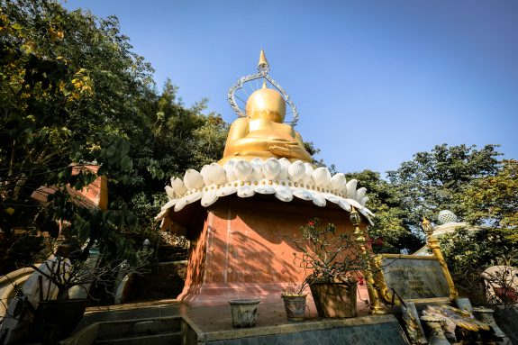 The Giant Faceless Buddha: Phra Pakhawambodi